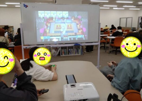 みんなでオンラインゲーム中